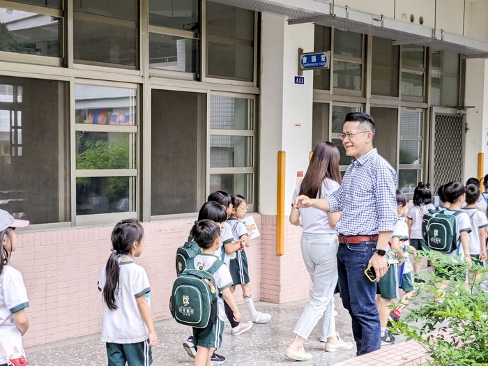 此圖為四季藝術幼兒園一百多位師生來訪~上石國小校長接待