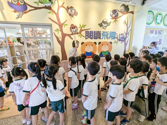 此圖為四季藝術幼兒園一百多位師生來訪~參觀上石國小圖書室
