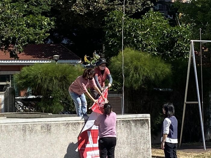 校慶運動會佈置 ~天很藍、氣溫很高