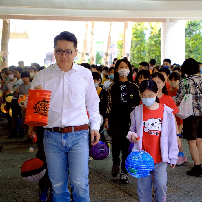 燦爛燈籠點燃校園熱情