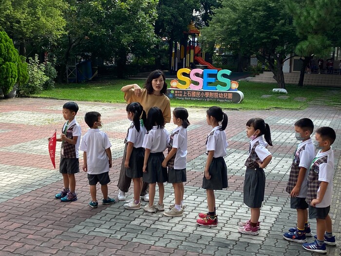 路隊旗高高舉 放學路隊排整齊 - 臺中市西屯區上石國民小學