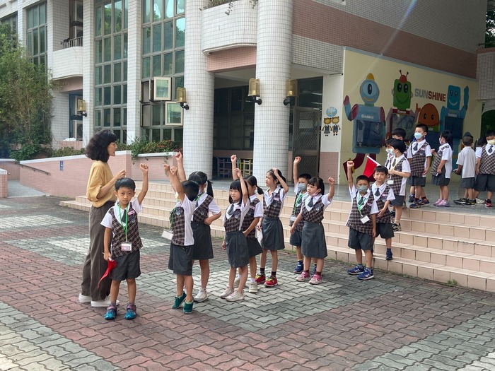 路隊旗高高舉  放學路隊排整齊