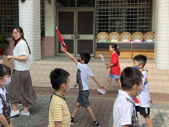 路隊旗高高舉  放學路隊排整齊