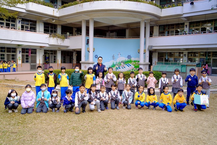 頒發112學年度第一學期各年級品學兼優獎同學