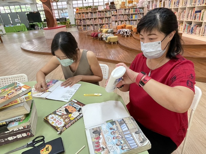 志工妙手回春修復圖書