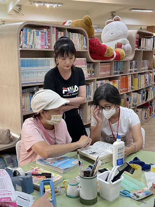 志工妙手回春修復圖書