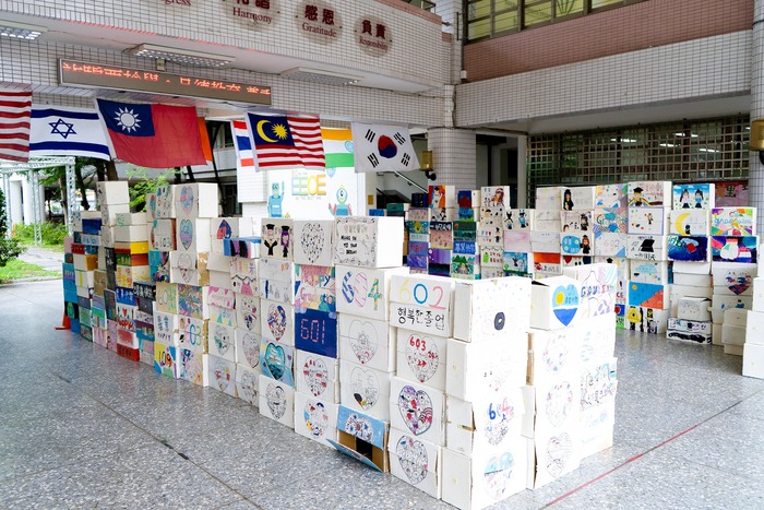 教科書紙箱~創作出現代藝術作品