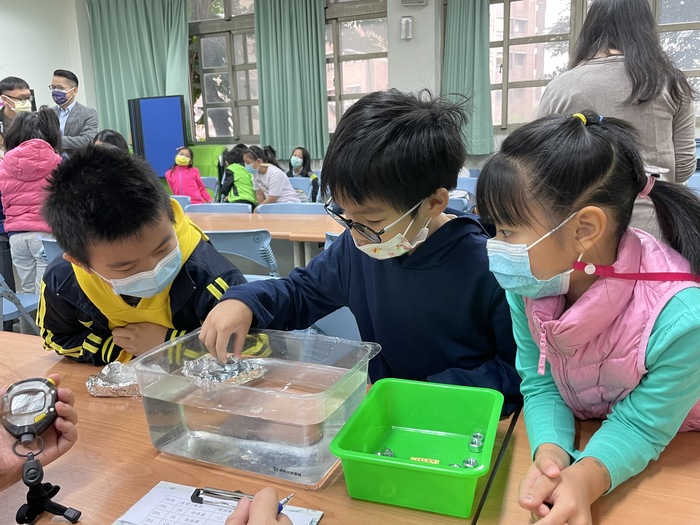 巧手折船比創意 浮力遊戲真有趣